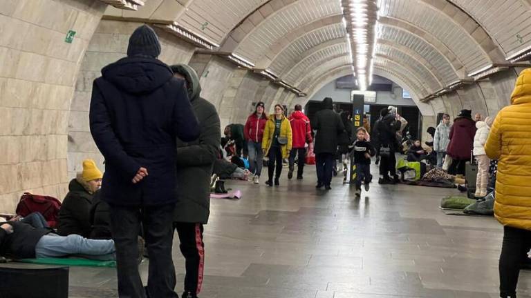 Después de huir de Ucrania, ciudadanos esperan un tren hacia Budapest, en la estación de Zahony, Hungría.