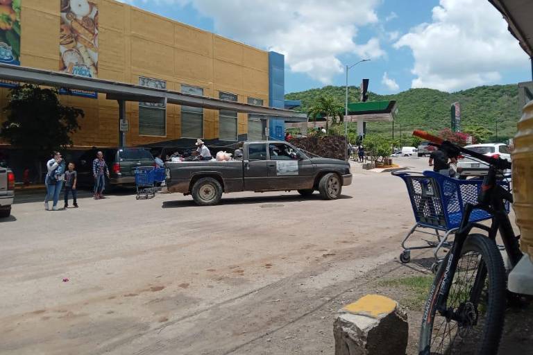 Piden familias de la sierra de Rosario, más que apoyos económicos, que regrese la paz