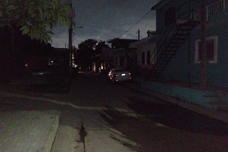 En medio del calorón, se quedan sin luz en la colonia Jesús García, en Mazatlán