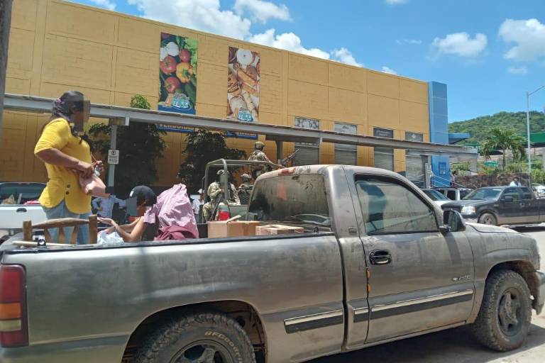 Tienen comerciantes de Rosario ‘respiro económico’ tras arribo de familias de la sierra