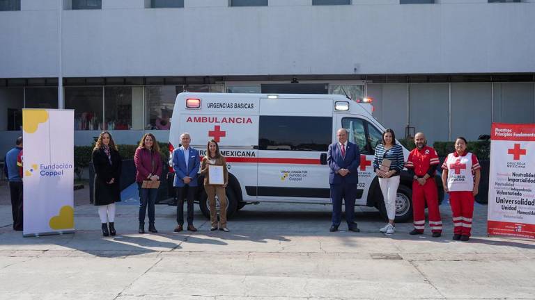 Fundación Coppel entrega una ambulancia a la Cruz Roja Mexicana.