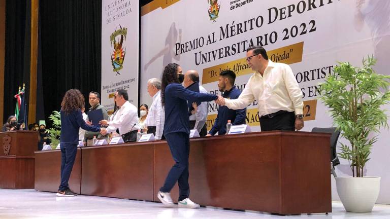 La entrega de premios a deportistas destacados se hizo por parte del rector de la UAS y el Gobernador del Estado.