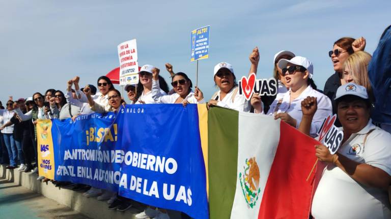 El sábado los universitarios de la UAS marcharon desde la Institución hasta la glorieta Sánchez Taboada y ahí hicieron presión.