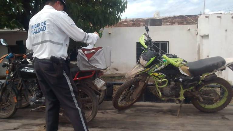 Elementos de seguridad revisan documentación en un punto de inspección vial en Culiacán.