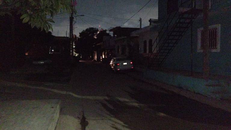 Los vecinos aseguran que la CFE fue por la mañana a revisar, pero otra vez están a oscuras.