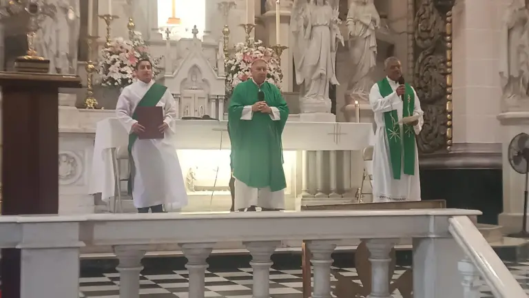 A agradecer la entrega de los padres de familia y a recordar con oración a quienes ya fallecieron, exhortó el Obispo Mario Espinosa Contreras a la población.