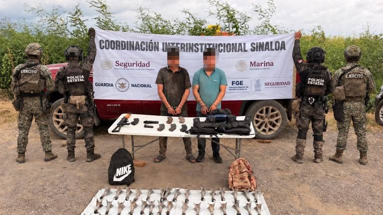 Tras el enfrentamiento en San Ignacio, policías estatales detuvieron a tres hombres y aseguraron armas, explosivos, equipo táctico y una camioneta.