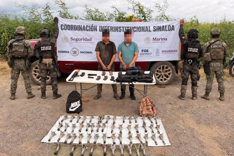 Tras el enfrentamiento en San Ignacio, policías estatales detuvieron a tres hombres y aseguraron armas, explosivos, equipo táctico y una camioneta.