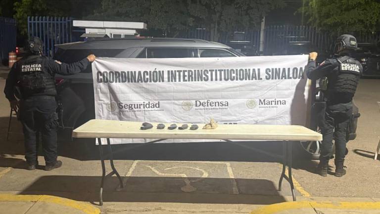 Policía estatal aseguró camioneta abandonada con armamento cerca del Canal 7 en Culiacán.