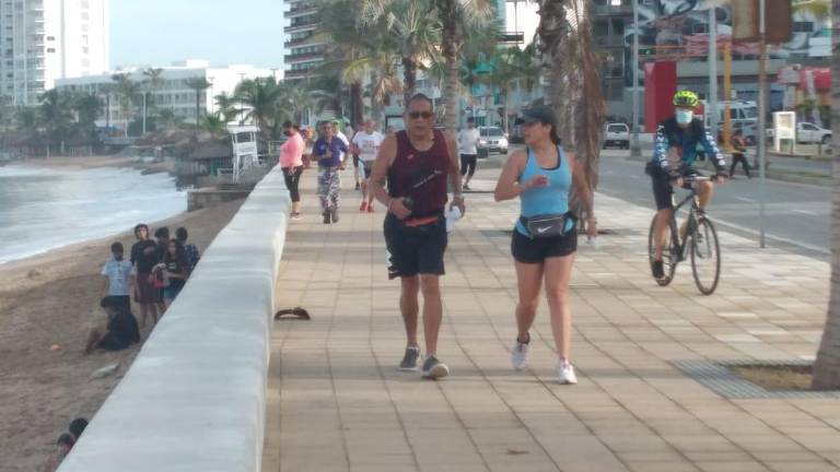 La mañana de este domingo se realizó en el malecón la carrera de la Décimo Primera Convención Internacional de Paracaidistas Militares, Marinos y Deportivos.