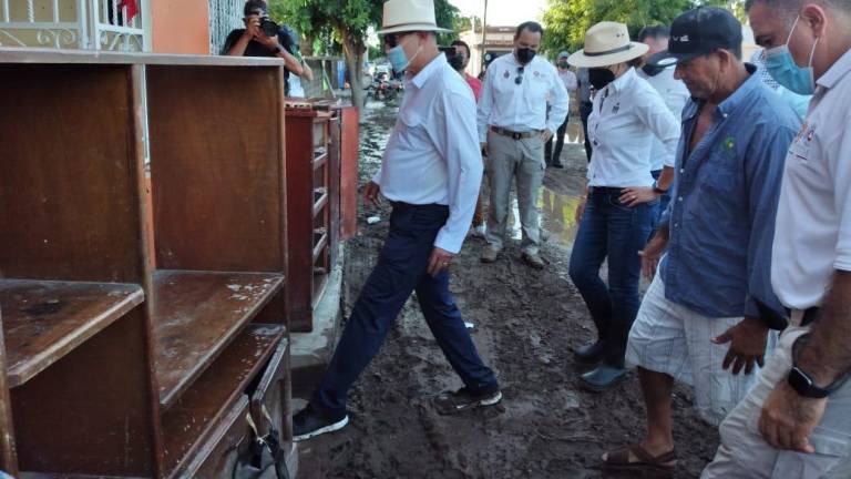 El Gobernador Quirino Ordaz Coppel estuvo en comunidades afectadas por el huracán.