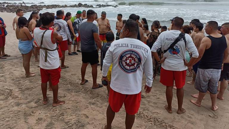 Salvavidas pusieron a salvo a los tres bañistas originarios de Jalisco que presentaban dificultades para salir del mar.