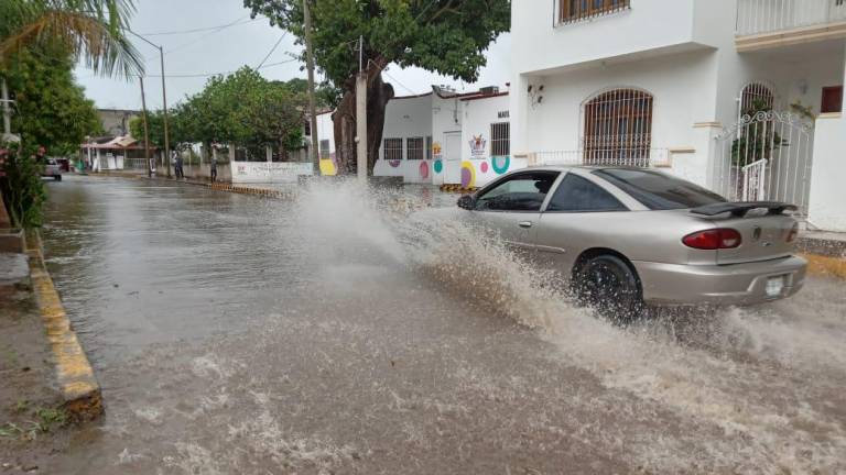 Encharcamientos en calles se han generado a consecuencia de las lluvias por la tormenta tropical.