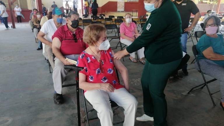 Quiero volver a conocer Culiacán, dice Adelita al ser la primera vacunada en El Vallado, en Culiacán