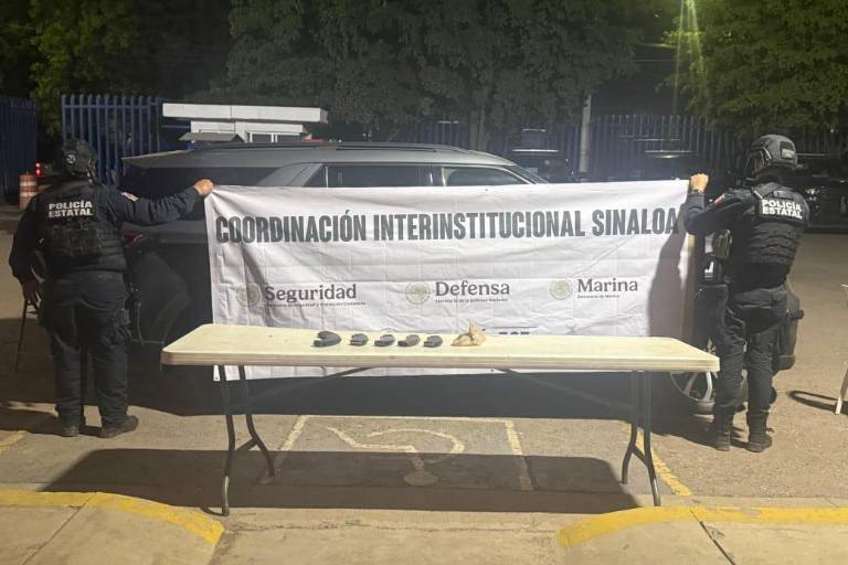 Aseguran camioneta abandonada con armamento por el Canal 7, en Culiacán