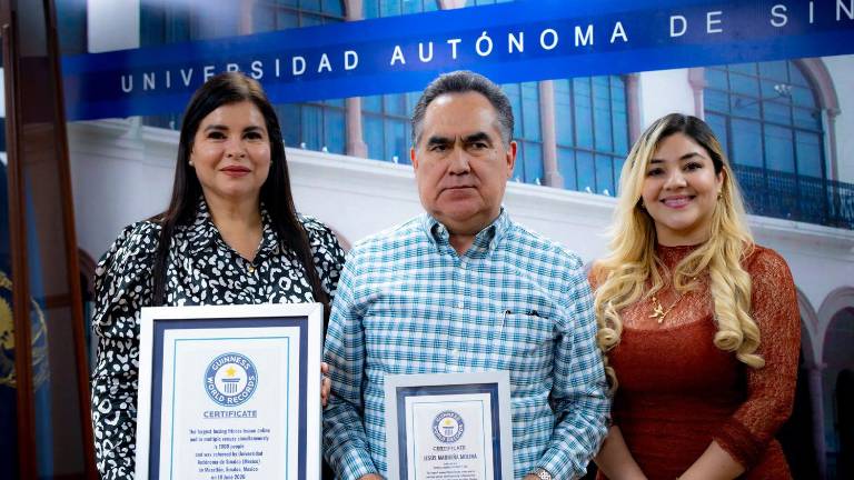 El Rector Jesús Madueña Molina recibe el reconocimiento a nombre de la UAS.