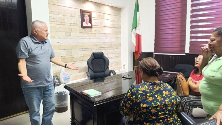 El Alcalde les dijo que “no hay dinero”, pero los afectados exigen respuestas sobre bajas en el IMSS.