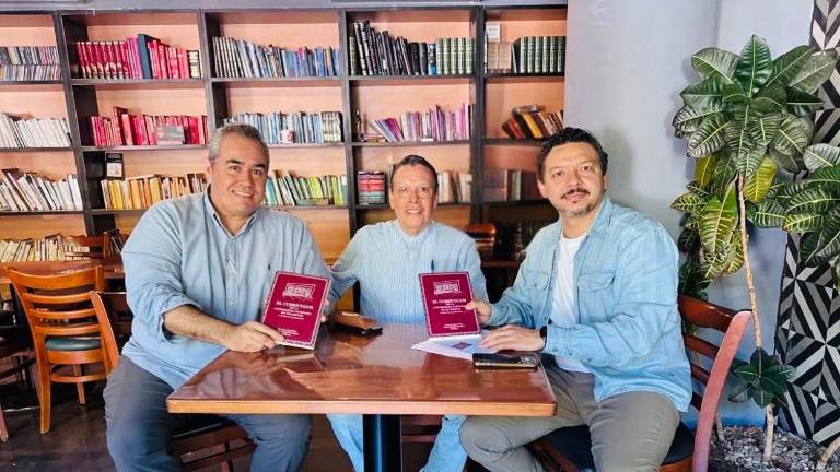 El Maestro Marcelo López Pérez y el Doctor Jorge Gastélum-Escalante, autores del libro, con Adrián López Ortiz, director general de Noroeste.