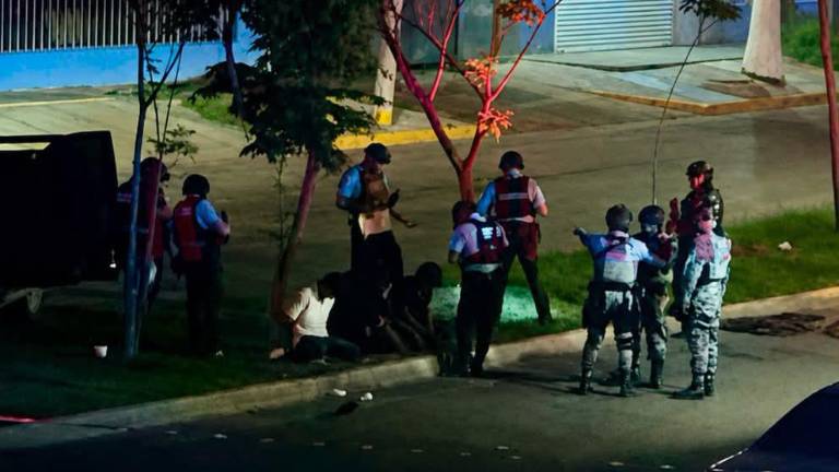 Los ocho detenidos quedaron bajo custodia de la FGR tras el enfrentamiento registrado en Los Mochis.