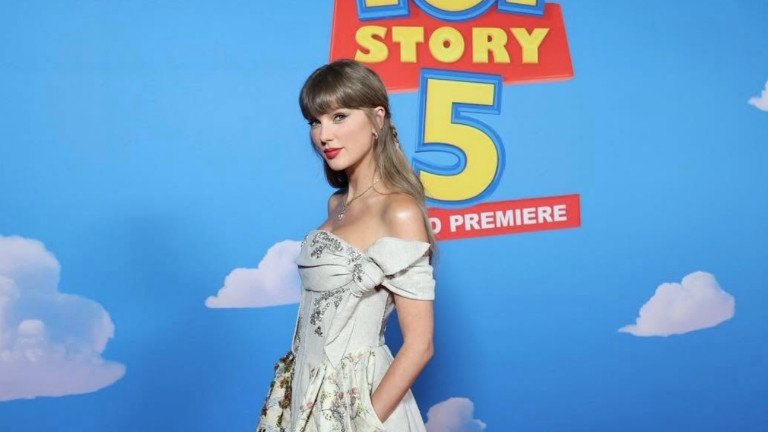 Taylor Swift acude a la premiere de Toy Story 5.