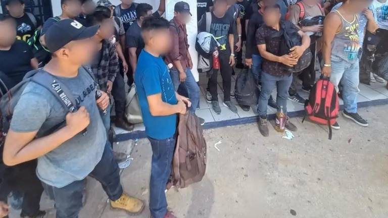 Autoridades del Instituto Nacional de Migración localizaron a 129 migrantes en un camión en Veracruz, entre ellos 19 menores que viajaban solos.