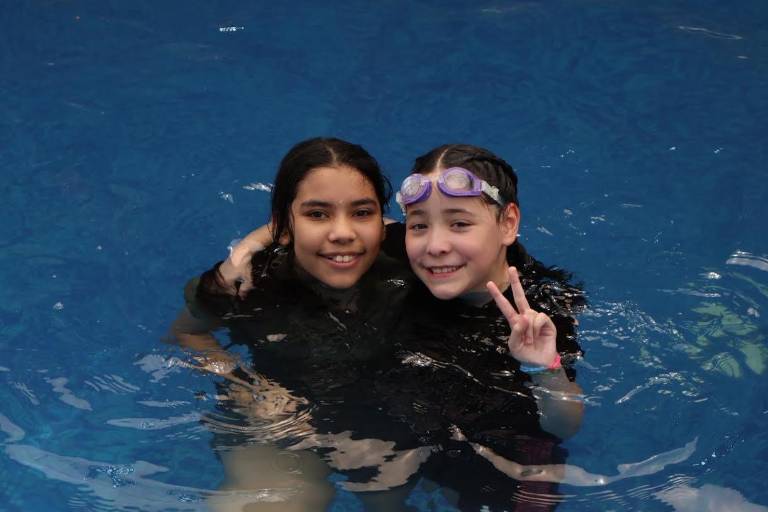 Con una piscinada celebra Victoria Ángel sus 12 años