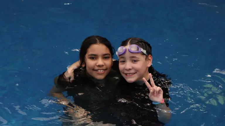 Con una piscinada celebra Victoria Ángel sus 12 años