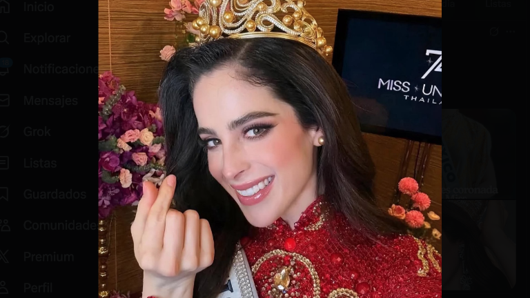 Fátima Bosch tomándose su primera selfie como Miss Universo 2025.