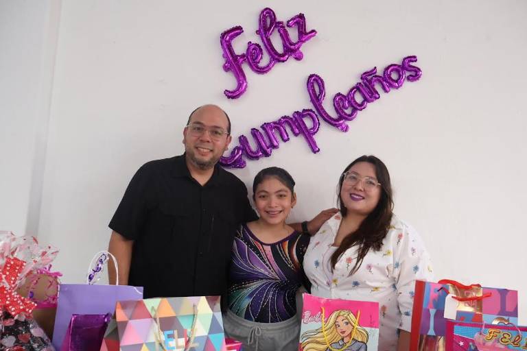 Con una piscinada celebra Victoria Ángel sus 12 años