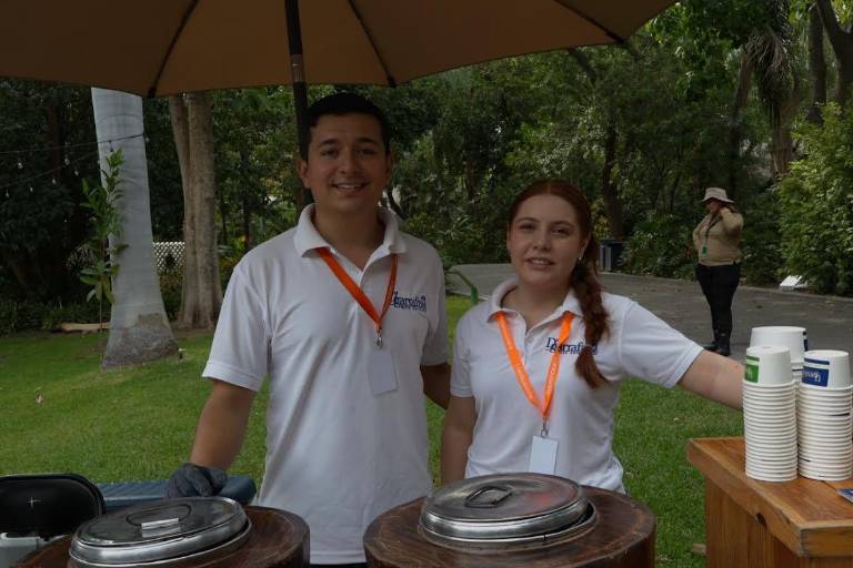 Disfrutan del bazar y la belleza del Jardín Botánico de Culiacán