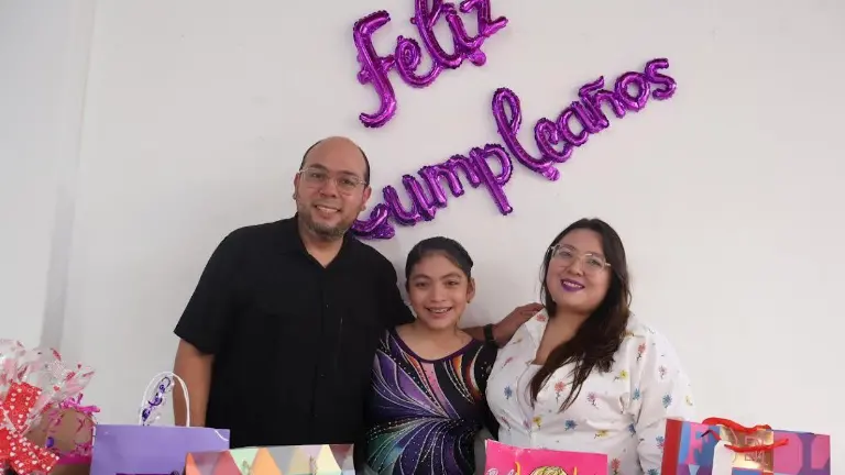 Con una piscinada celebra Victoria Ángel sus 12 años
