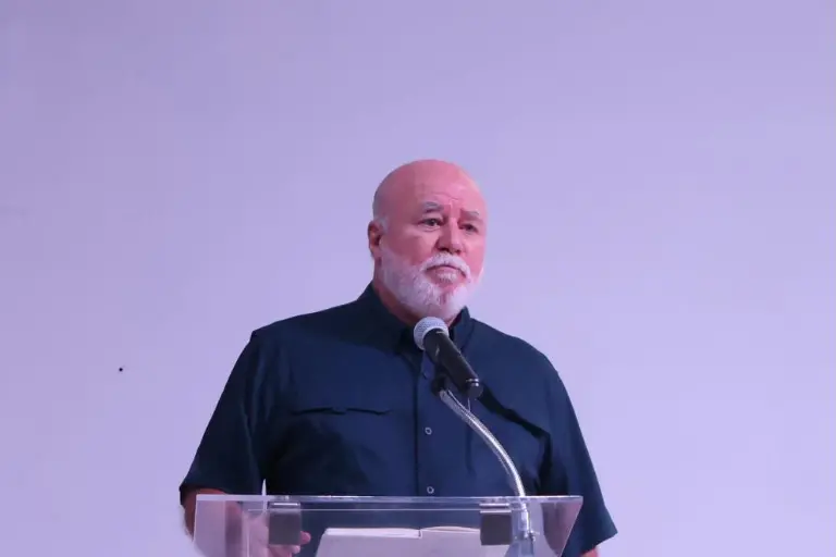 Clouthier dividió su intervención en tres preguntas: qué le pasó a México, cómo está actualmente y qué puede hacer la sociedad.