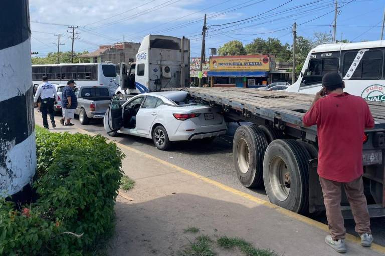 Carambola deja cinco vehículos dañados en la colonia Urías, en Mazatlán