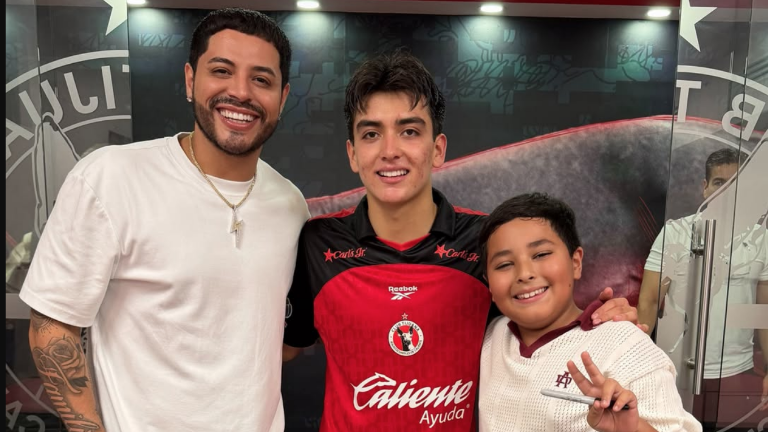 Eduin Caz, acompañado de su hijo Eduin Gerardo y el futbolista Gilberto Mora.