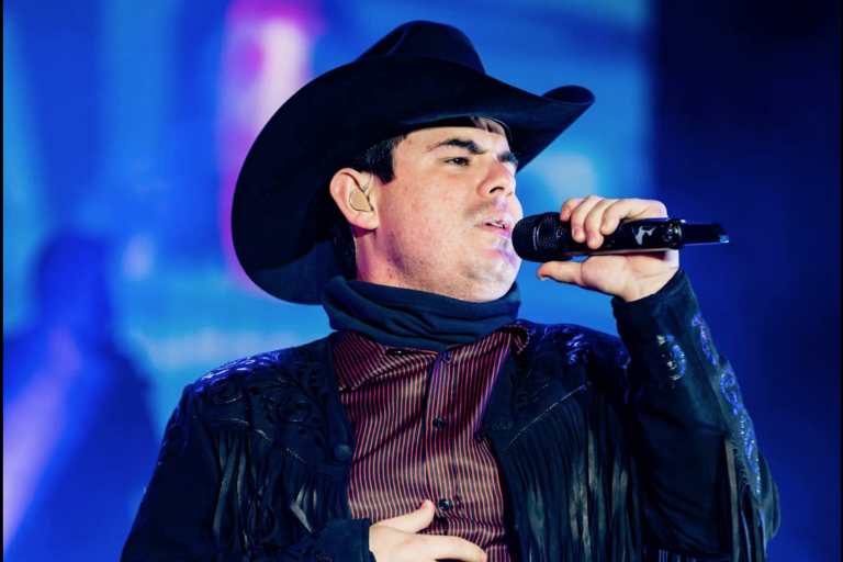 Abandona brevemente Alfredo Olivas el escenario en Pachuca, tras recibir un regalo