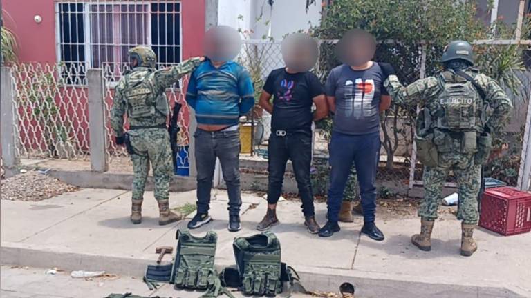 Elementos del Ejército y la Guardia Nacional aseguraron armas, equipo táctico y un vehículo durante un operativo en la colonia Ruiz Cortines.