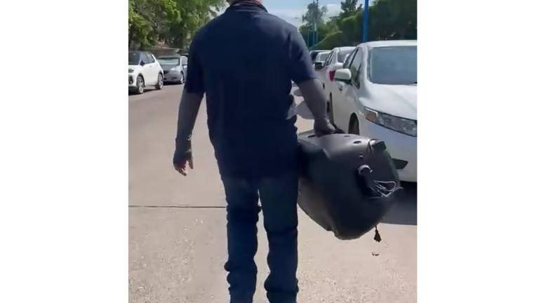A través de redes sociales, difundieron el momento en que vigilantes tomaron una de las bocinas que se utilizaban en medio de la protesta, y se la llevaron a rumbo desconocido.