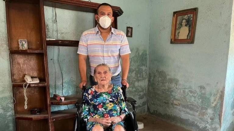 La señora Ramona Contreras Moreno, de Loma Gabriel Leyva Solano, recibió apoyo del DIF Escuinapa.