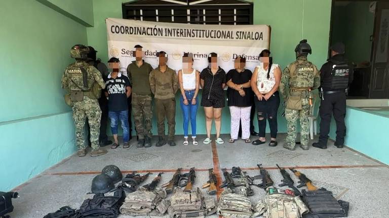 Elementos de la Semar resguardan a las personas y material bélico asegurado en el poblado de La Tuna, en Mazatlán.