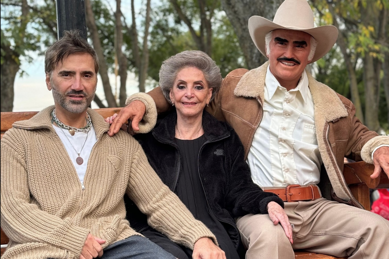 Celebra Alejandro Fernández los 80 años de su mamá, doña ‘Cuquita’