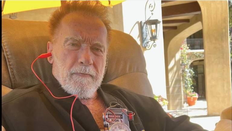 Arnold Schwarzenegger muestra su marcapasos, tras pasar por el quirófano