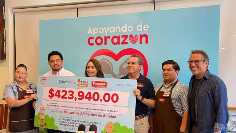 Colaboradores de Grupo Panamá y su director general Luis Osuna Vidaurri, hacen entrega el cheque simbólico del donativo a Daniel Tapia, Aurora Orduño y Rafael Domínguez Kelly.