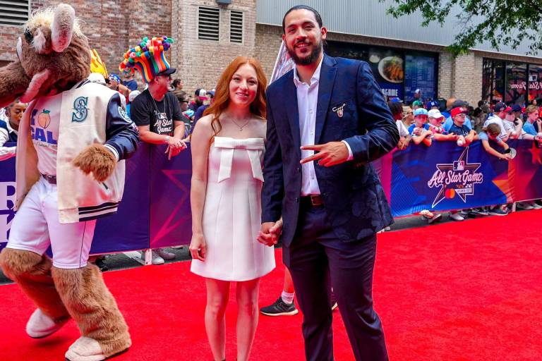 Andrés Muñoz lleva a su gata persa Matilda al Juego de Estrellas