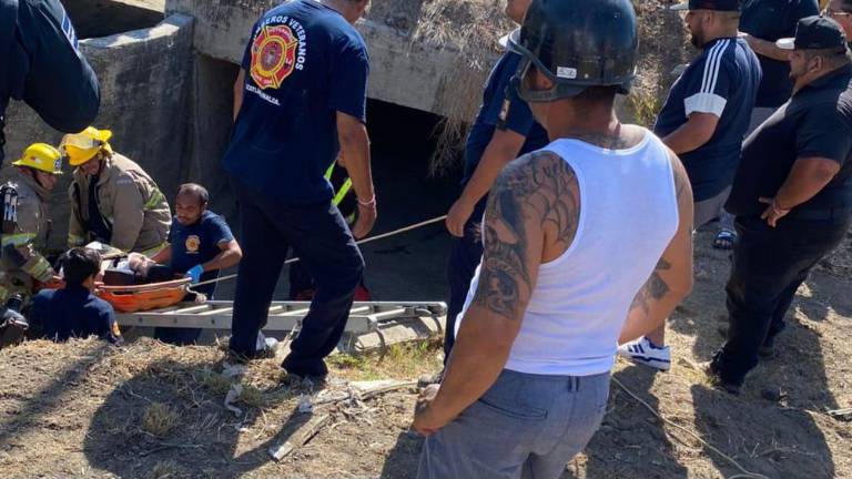 Los paramédicos de Bomberos Veteranos brindaron primeros auxilios al conductor.