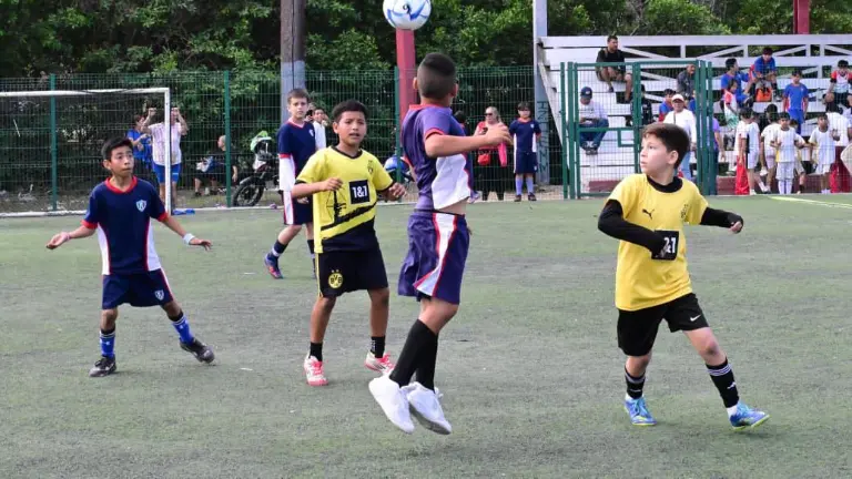 Con intensas acciones arrancó el Mundialito Escobar.