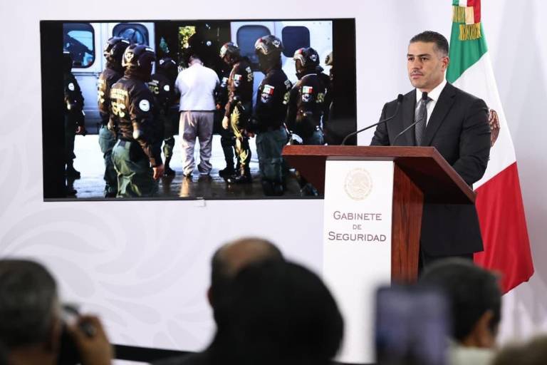 Capos enviados a EU seguían delinquiendo en la cárcel: Harfuch; no habrá obstáculos legales: FGR