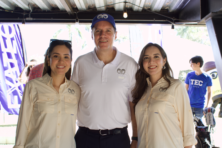 Dan golfistas un swing por la educación en el Torneo de Golf Exatec Blue Open