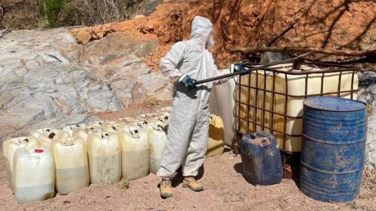 Al menos 6 mil litros de químicos fueron asegurados e inutilizados en operativos militares en Culiacán.