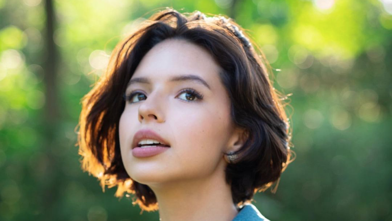 Ángela Aguilar interpreta una nueva versión del tema Amiga mía.