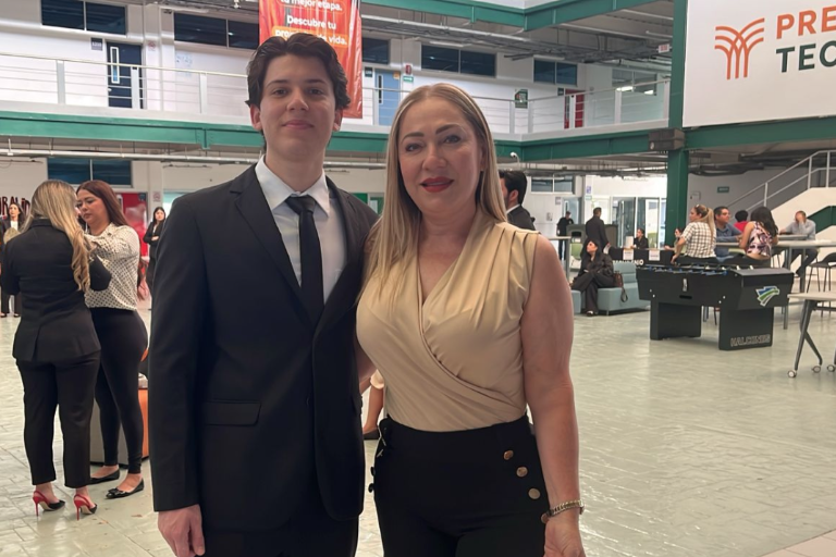 Realizan alumnos de Tecmilenio la firma de sus títulos universitarios